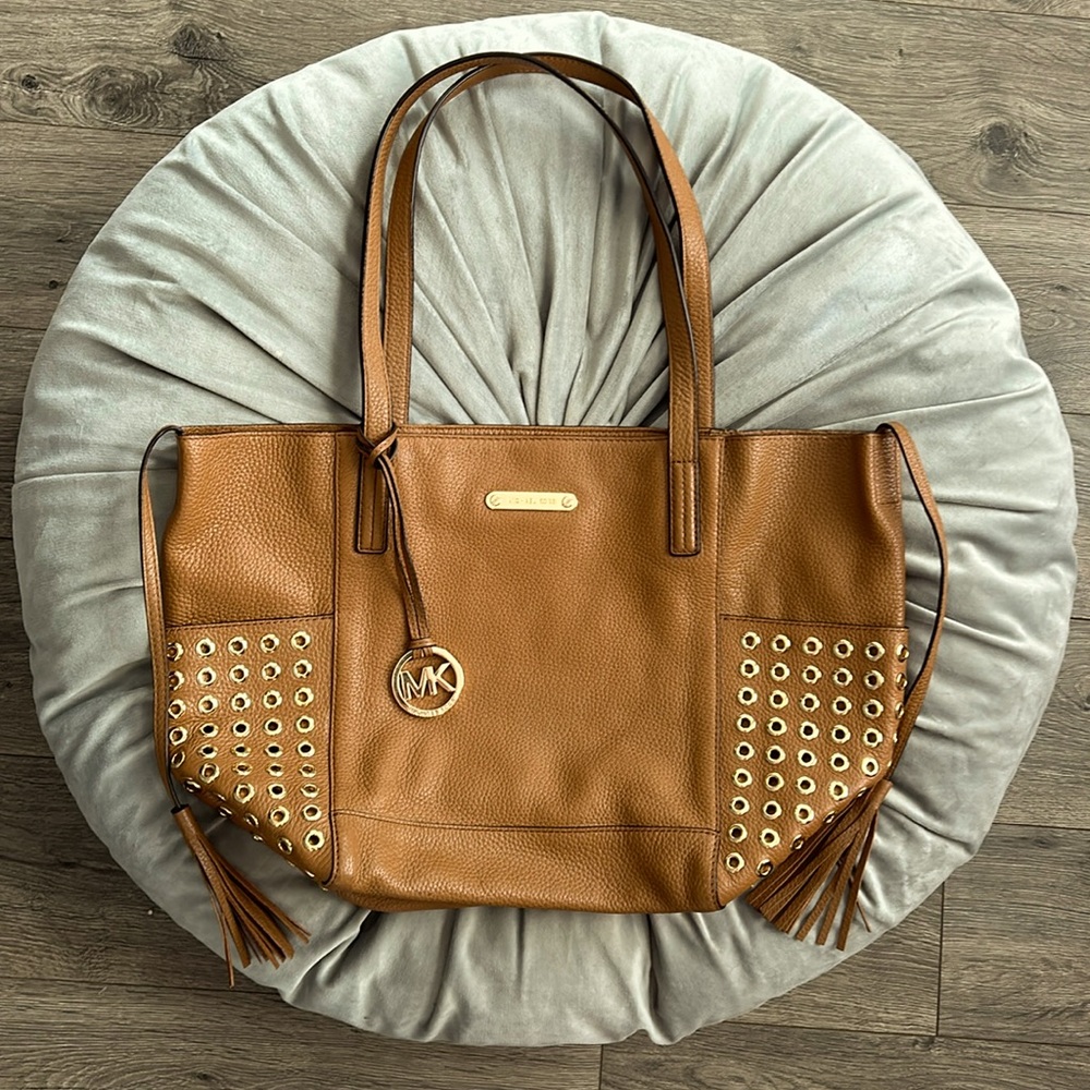 Like new Michael kors ashbury grommet large grab bag